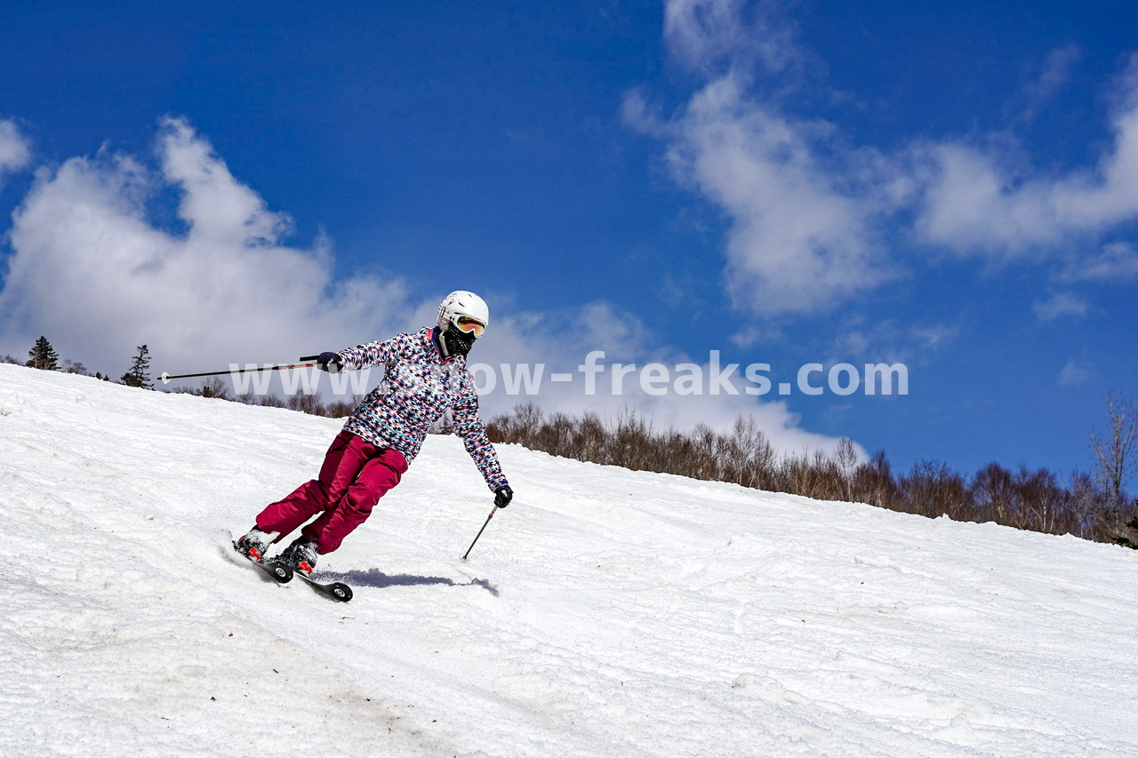 札幌国際スキー場 Mt.石井スポーツ ISHII SKI ACADEMY 校長・斉藤人之さんによる『斉藤塾』開講。本日のテーマは、「春雪！コブからスキーのたわみを楽しむ！！」(^^)v